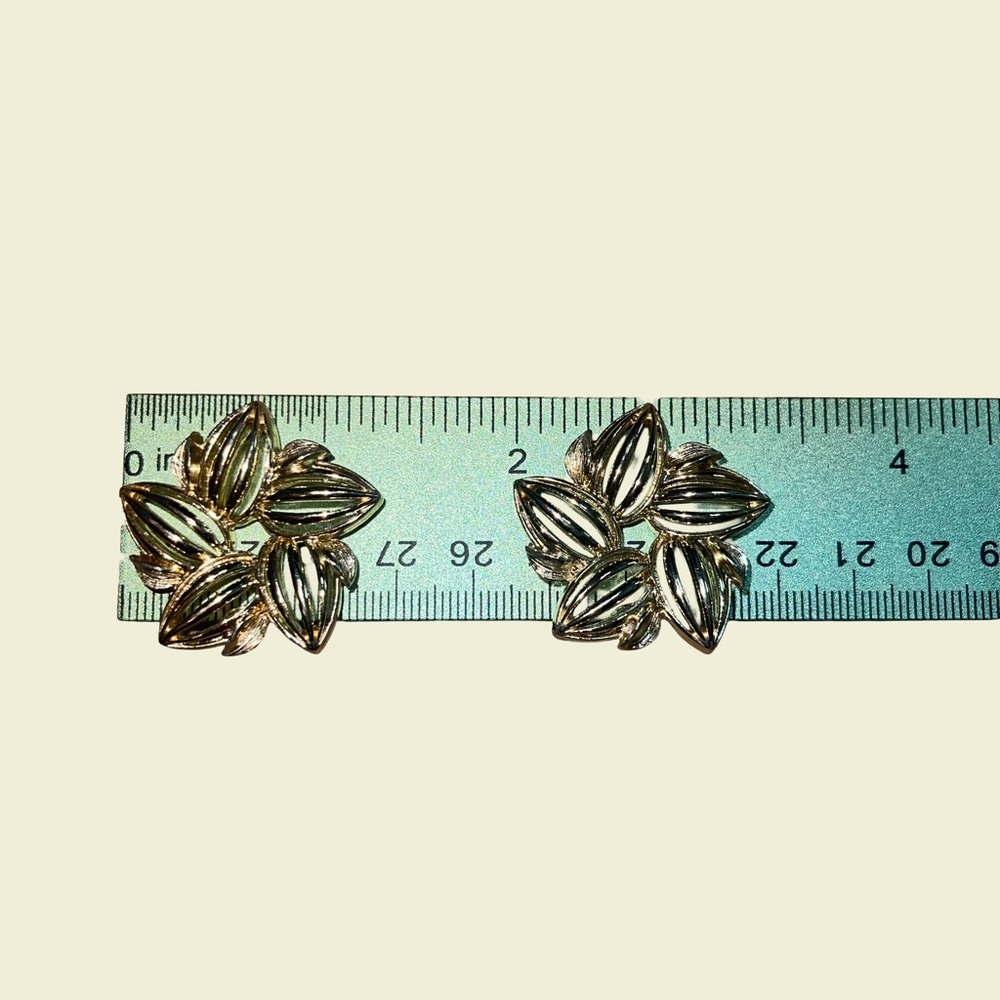 Vintage LISNER signed Elegant gold tone Flower clip-on earrings MCM
